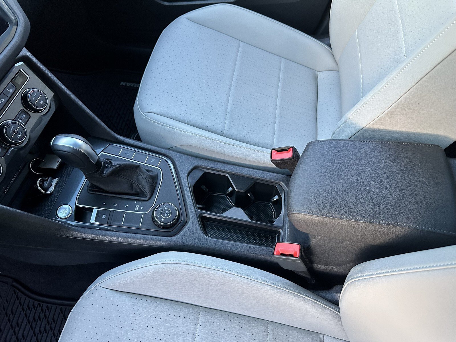Used 2020 Volkswagen Tiguan SEL AWD/4WD image 23