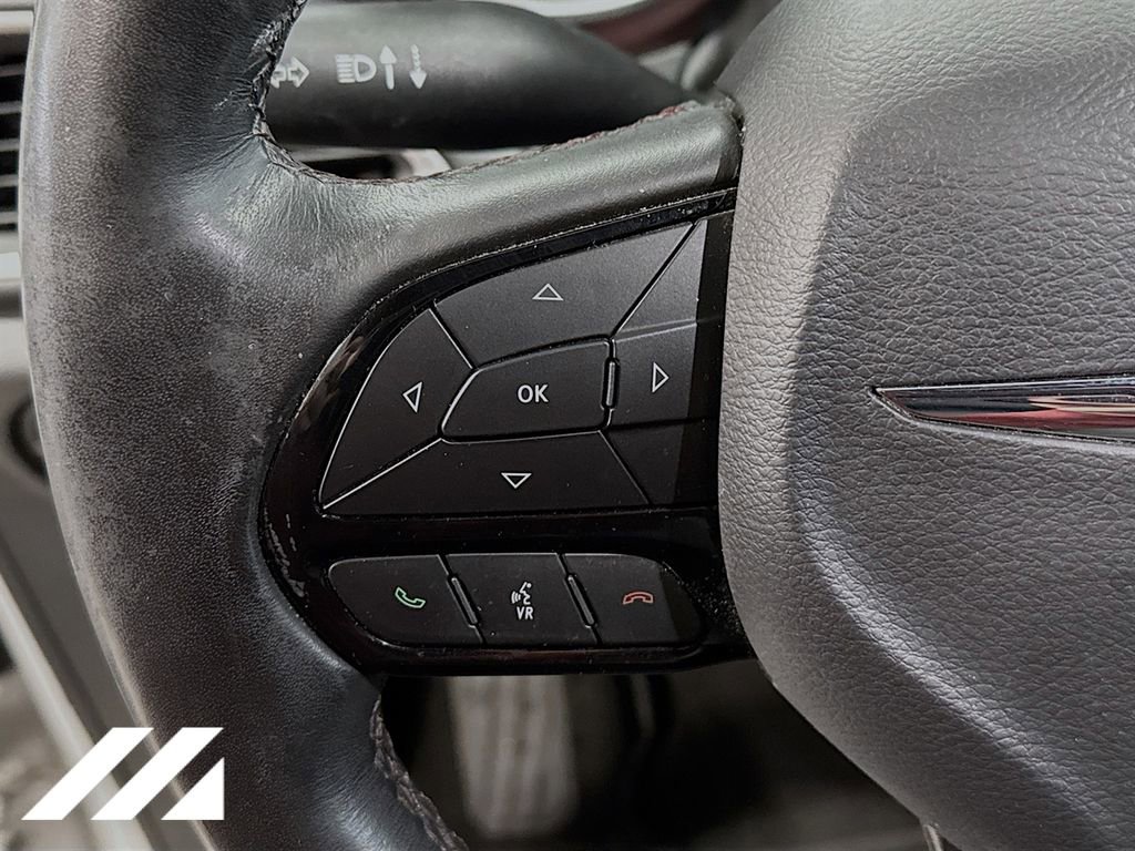 Used 2020 Chrysler Pacifica Touring-L FWD image 12