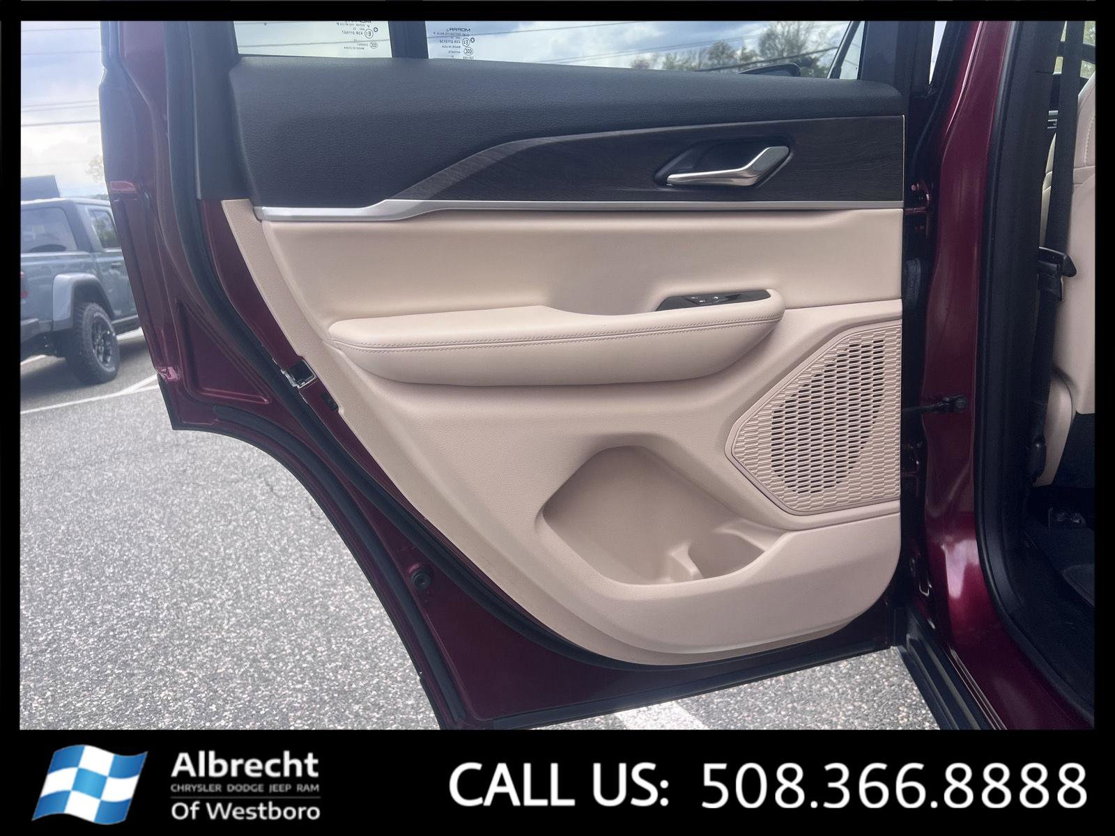 Used 2025 Jeep Grand Cherokee Limited AWD/4WD image 14