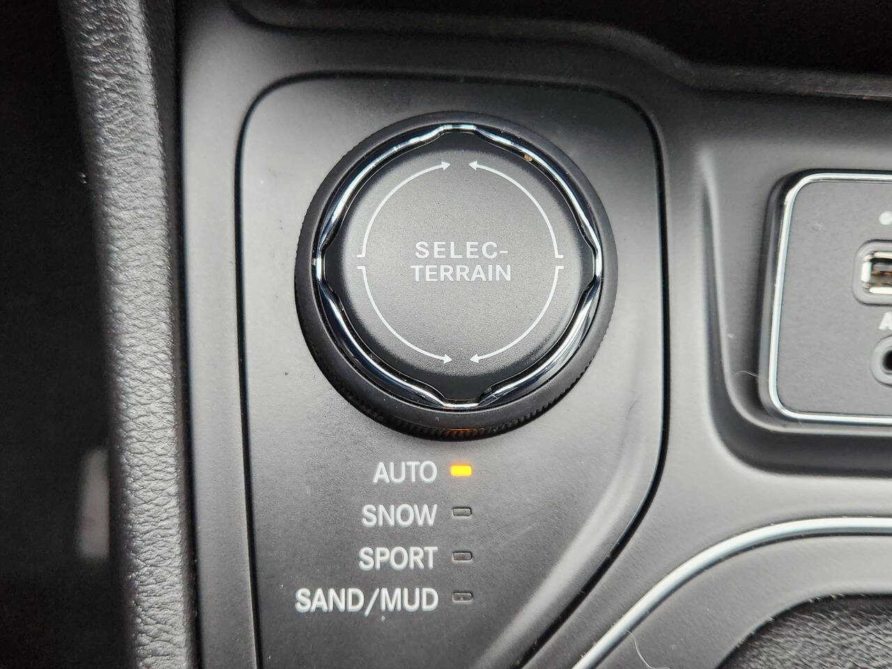 Used 2019 Jeep Cherokee Latitude Plus image 24