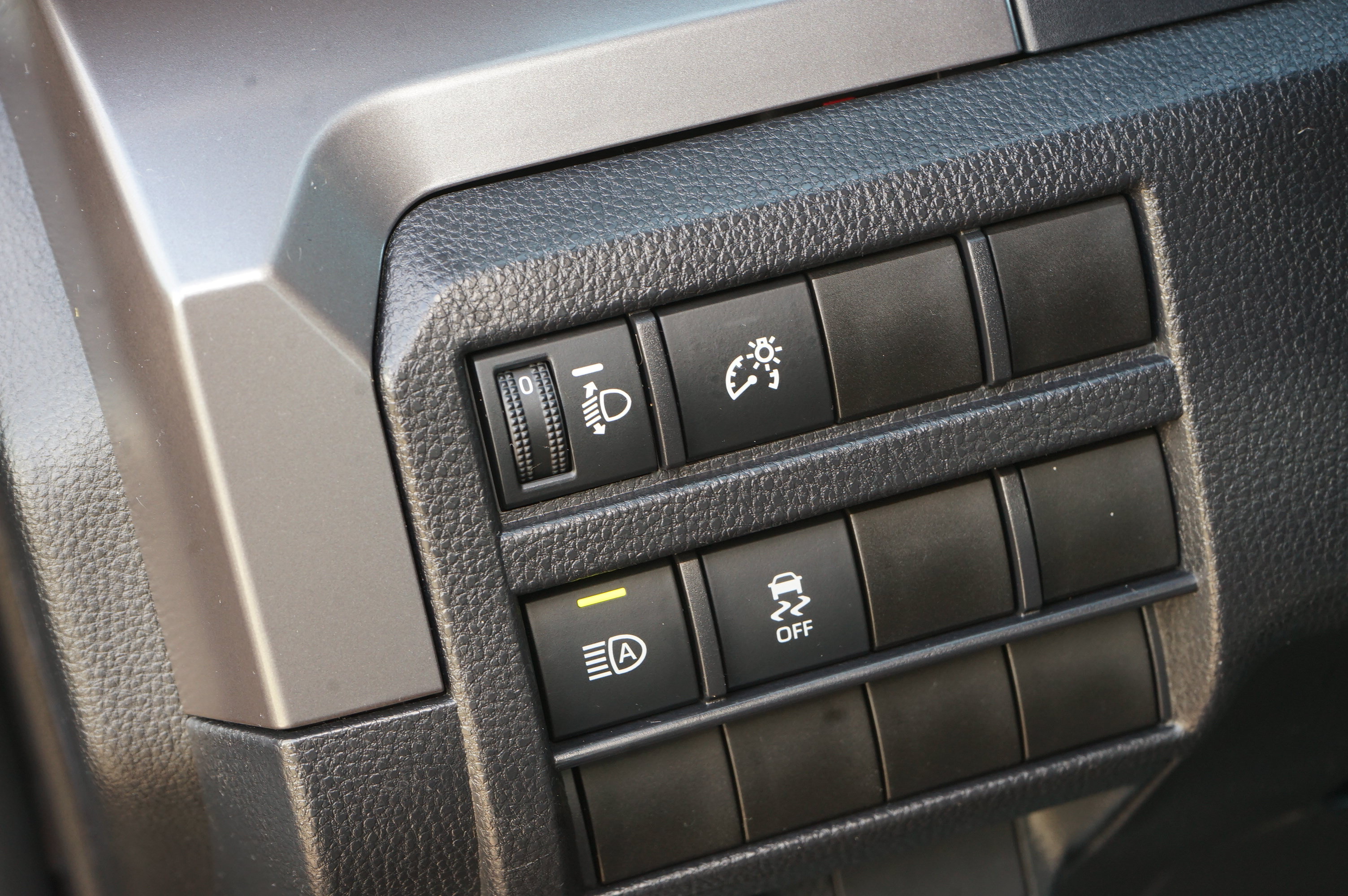 Used 2025 Toyota Tacoma SR5 AWD/4WD image 16