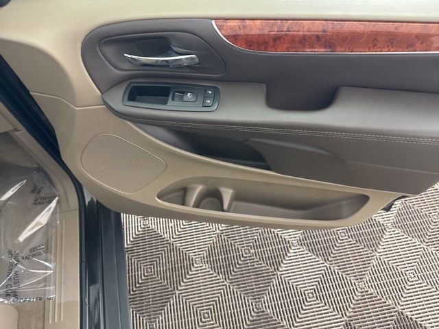 Used 2015 Chrysler Town & Country Touring image 24