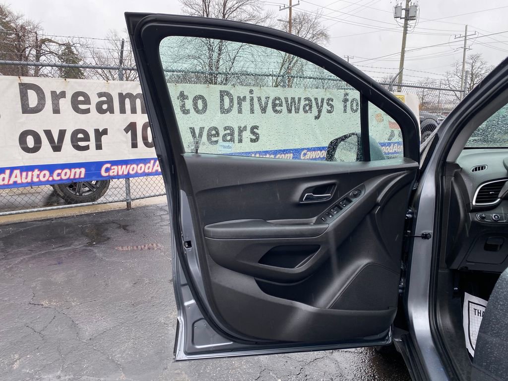 Used 2020 Chevrolet Trax LT w/ Driver Confidence Package image 12