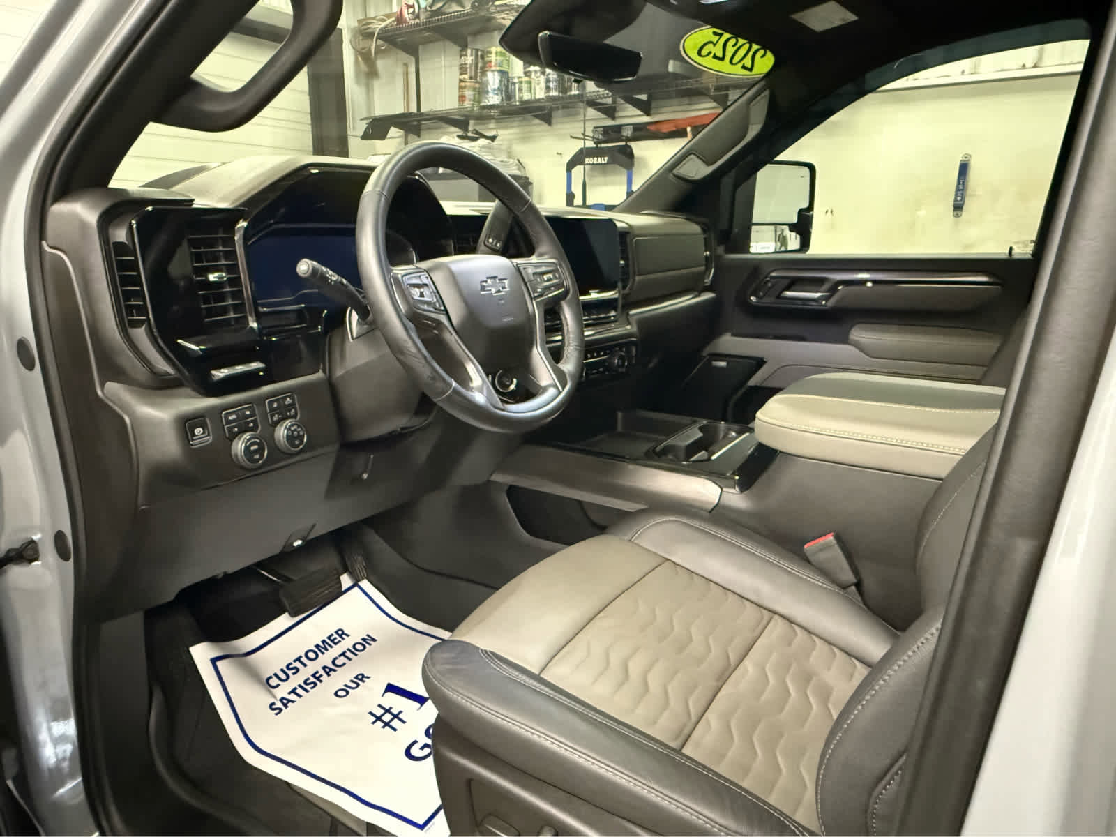 Used 2025 Chevrolet Silverado 2500 ZR2 w/ Technology Package image 9