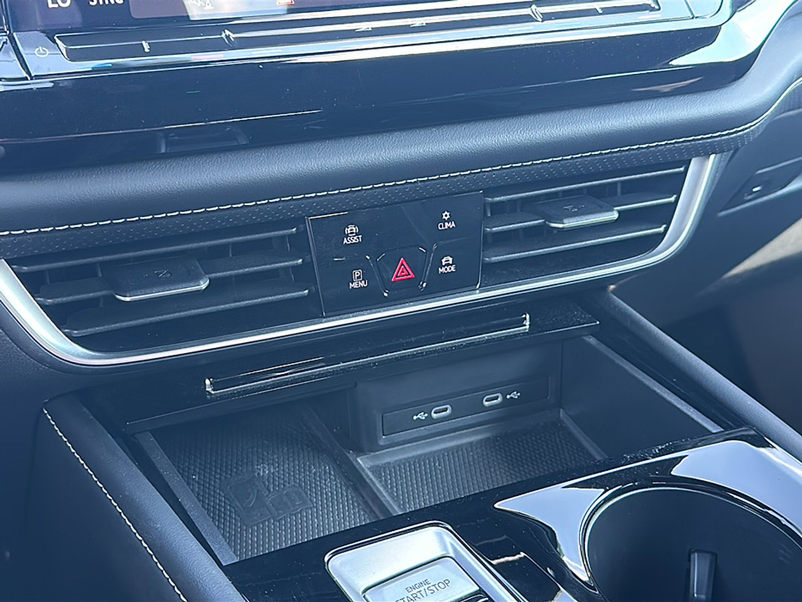 Used 2024 Volkswagen Atlas Cross Sport SE image 33