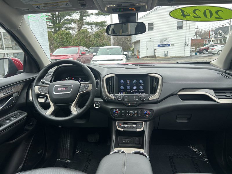 Used 2024 GMC Terrain Denali w/ Denali Premium Package AWD/4WD image 9