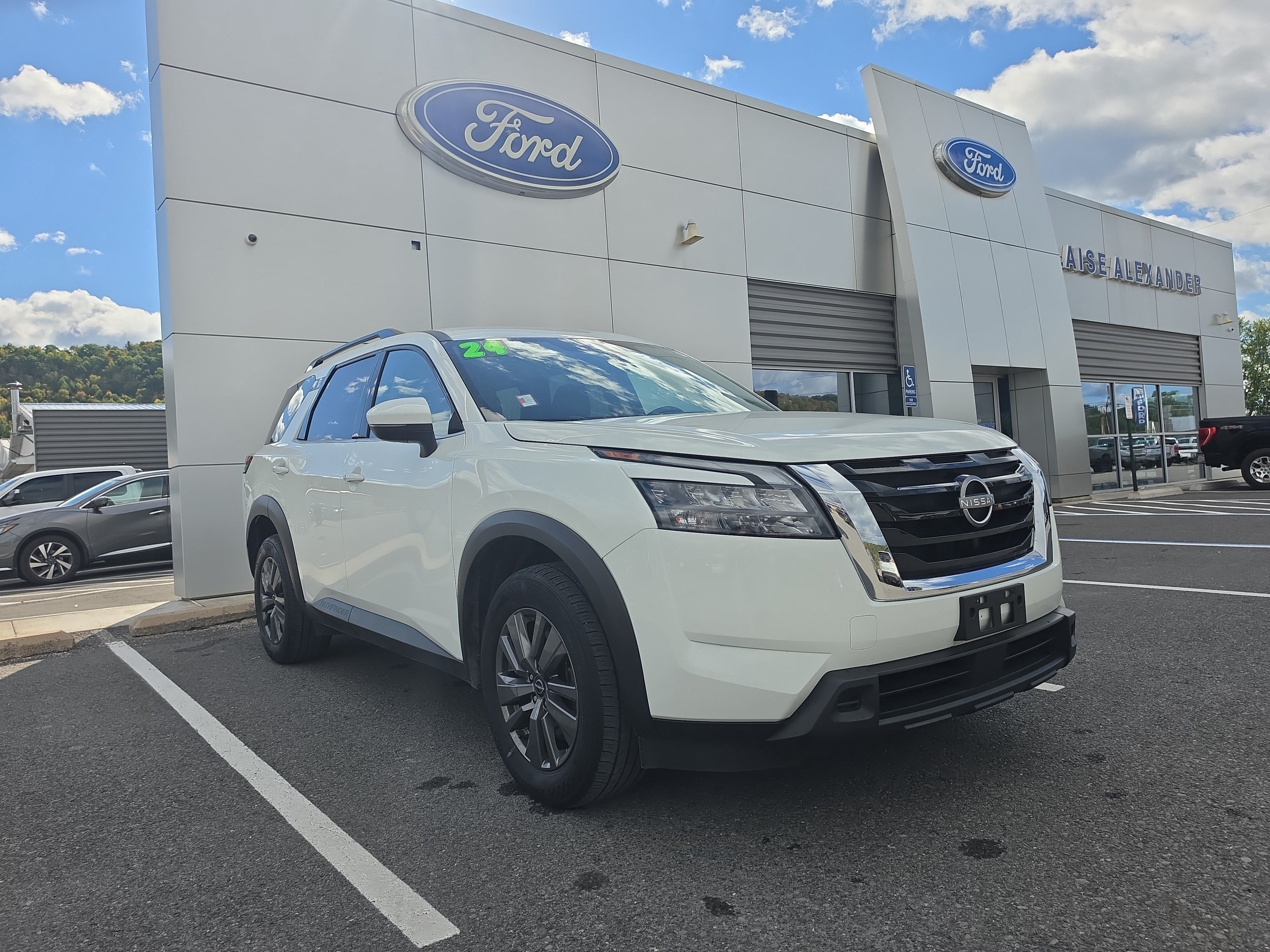 Used 2024 Nissan Pathfinder SV AWD/4WD image 1