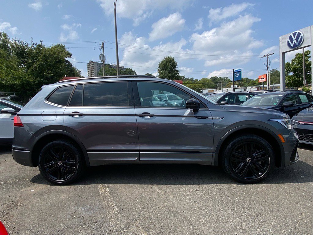 Used 2022 Volkswagen Tiguan SE R-Line image 2