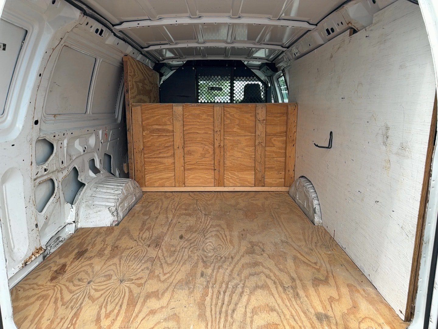 Used 2014 Ford E-350 and Econoline 350 Extended Super Duty w/ Power Group RWD image 19