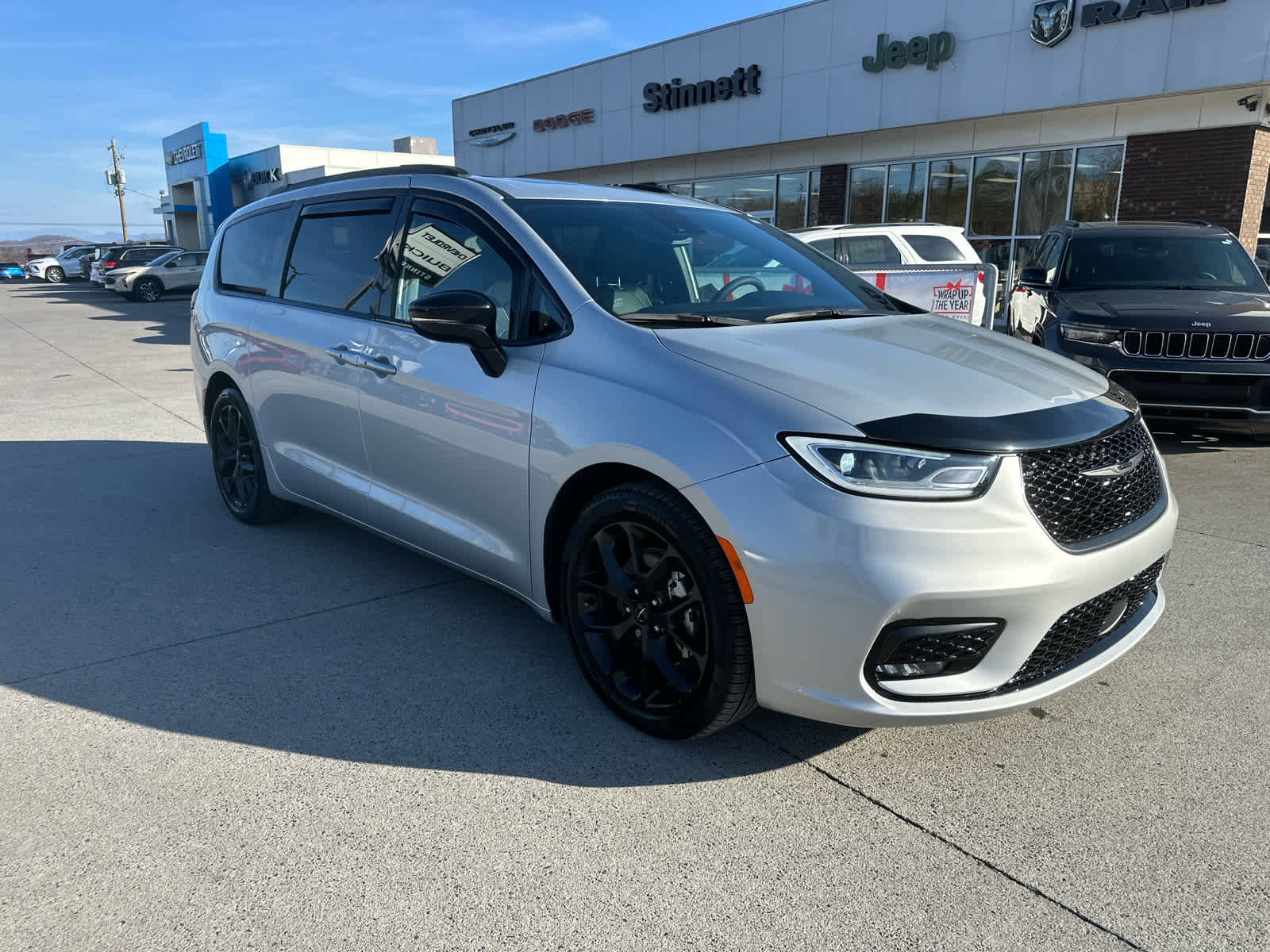 Used 2024 Chrysler Pacifica Limited w/ S Appearance Package