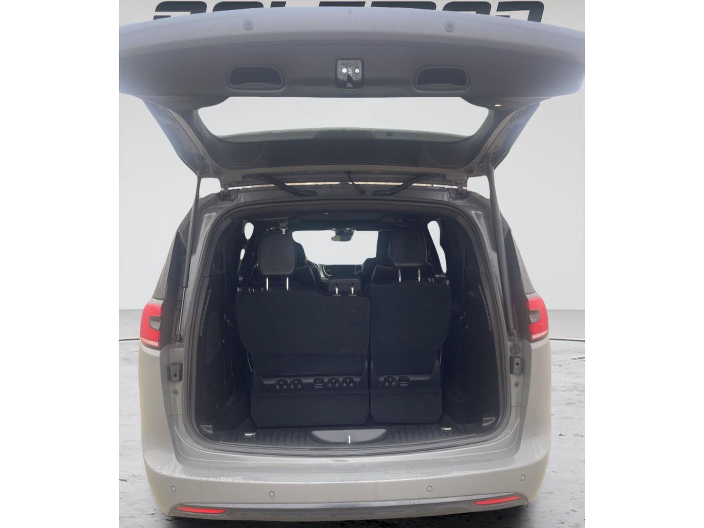 Used 2023 Chrysler Pacifica Limited w/ Uconnect Theater Family Group FWD image 34