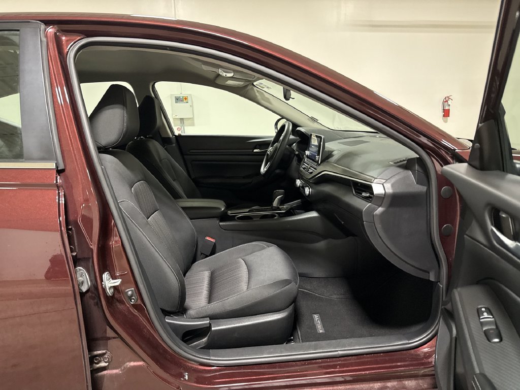Used 2024 Nissan Altima 2.5 SV FWD image 21
