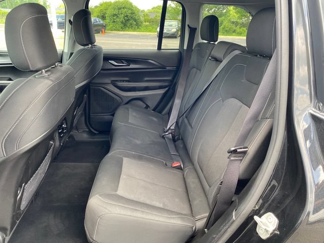 Used 2023 Jeep Grand Cherokee Laredo AWD/4WD image 19
