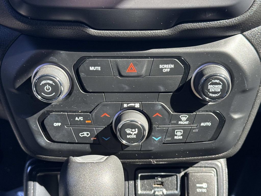 Used 2018 Jeep Renegade Latitude w/ Popular Equipment Group image 26