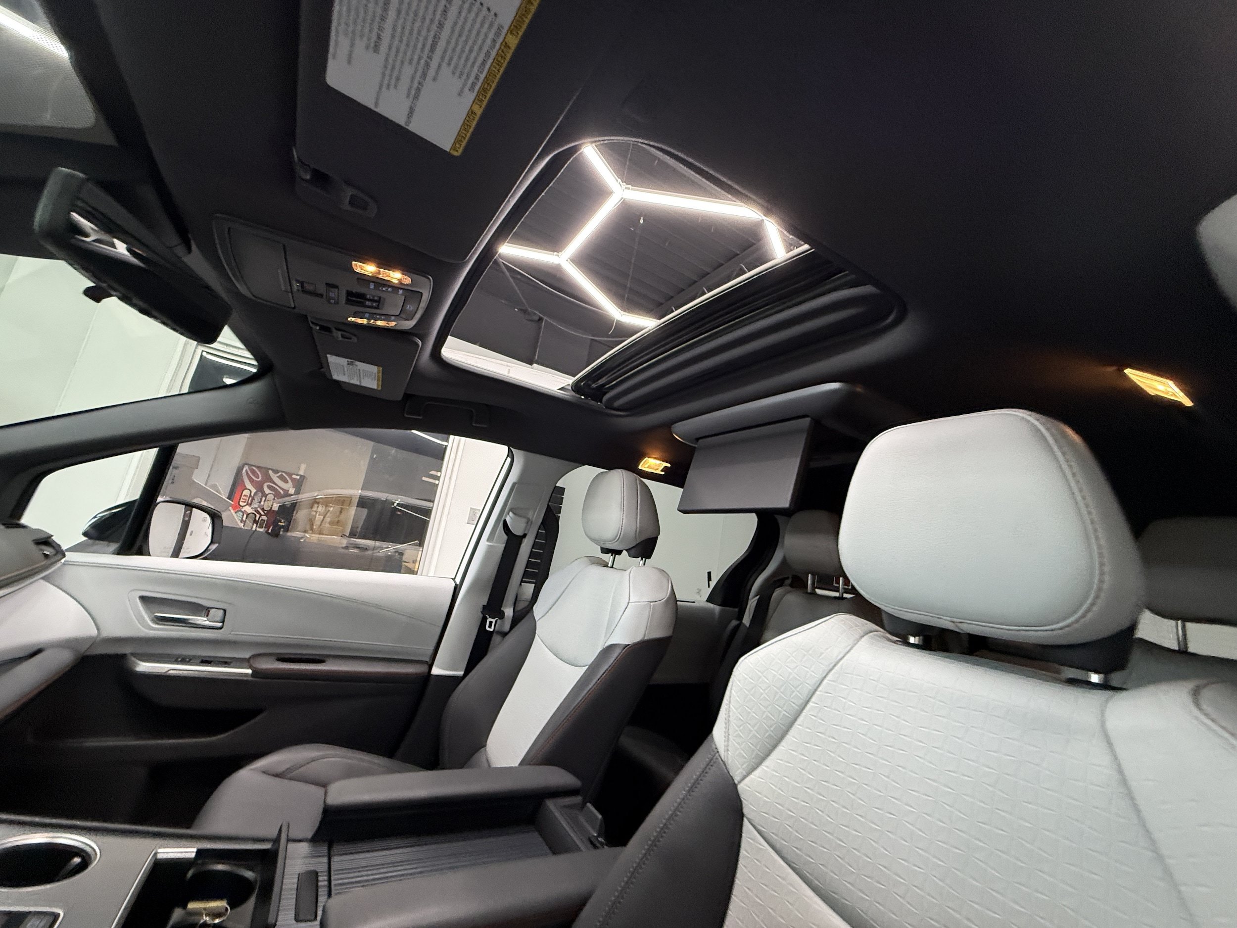 Used 2023 Toyota Sienna XLE FWD image 4