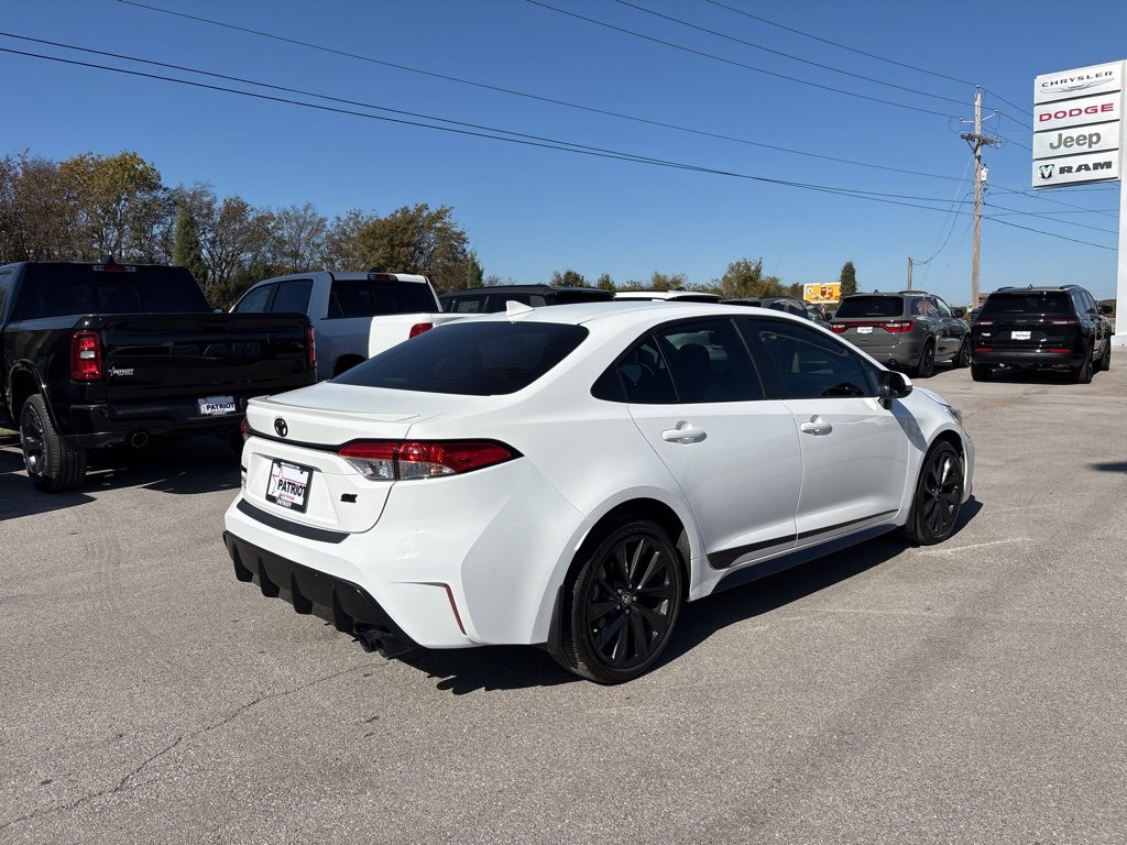 Used 2025 Toyota Corolla SE image 3