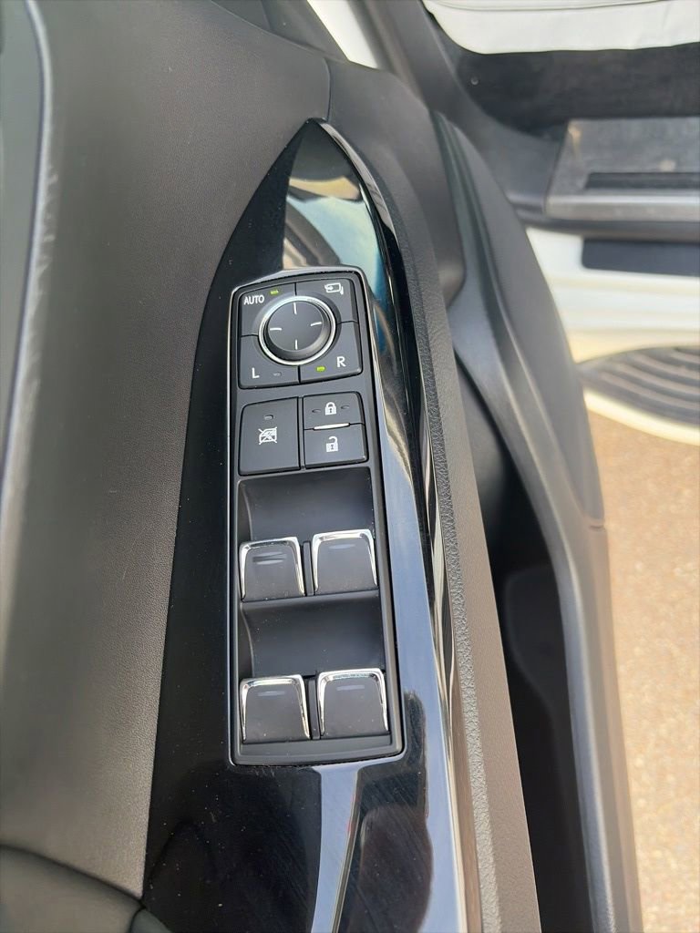 Used 2021 Lexus LX 570 4WD w/ Luxury Package image 11