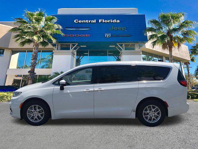Certified 2023 Chrysler Pacifica Touring-L FWD image 8