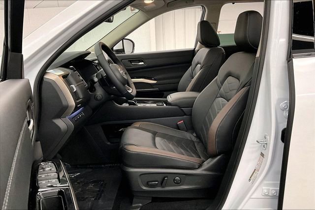 New 2025 Nissan Pathfinder Platinum w/ Lighting Package (N93) AWD/4WD image 10