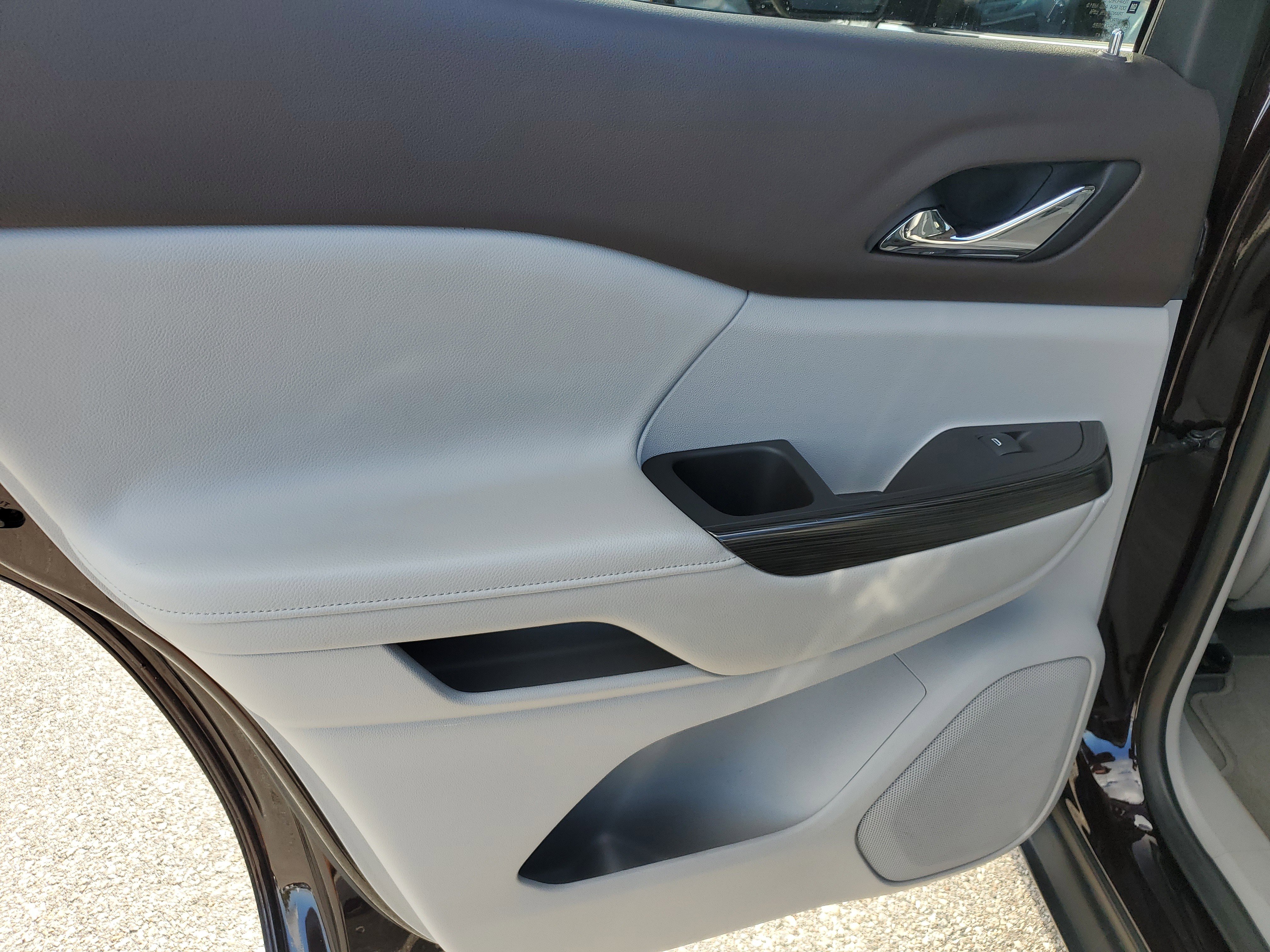 Used 2020 GMC Acadia SLT w/ Driver Alert Package II image 16