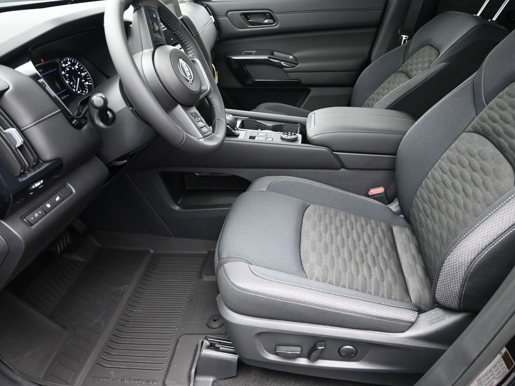 Used 2025 Nissan Pathfinder SV image 14