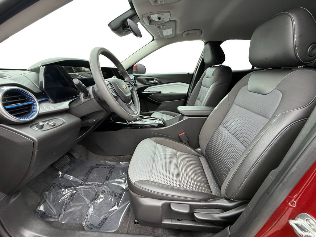 Used 2025 Chevrolet Trax LT FWD image 9