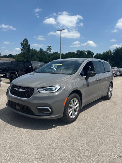 Used 2025 Chrysler Pacifica Select AWD/4WD image 5