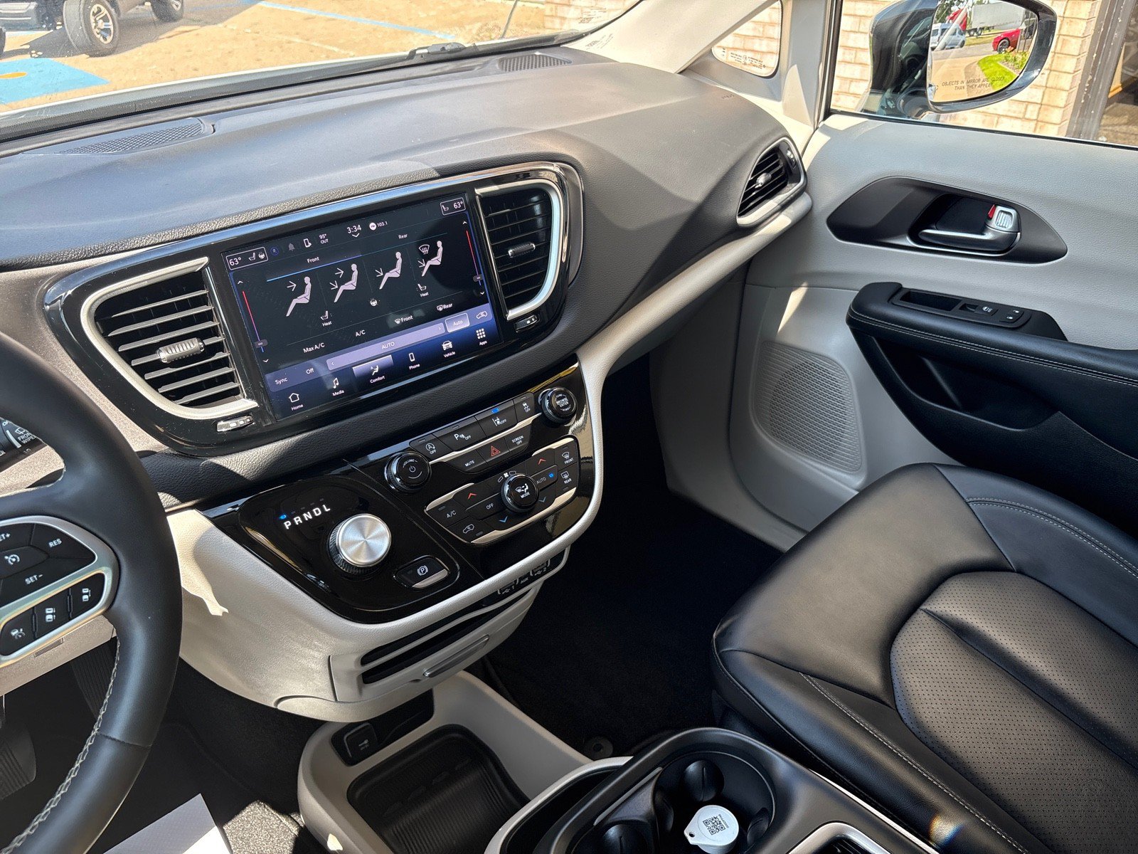 Used 2024 Chrysler Pacifica Touring-L FWD image 17