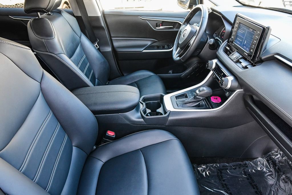 Used 2020 Toyota RAV4 XLE Premium image 17