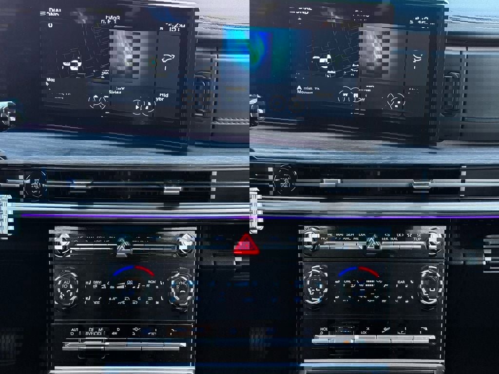 Used 2025 Hyundai Santa Fe Limited image 24