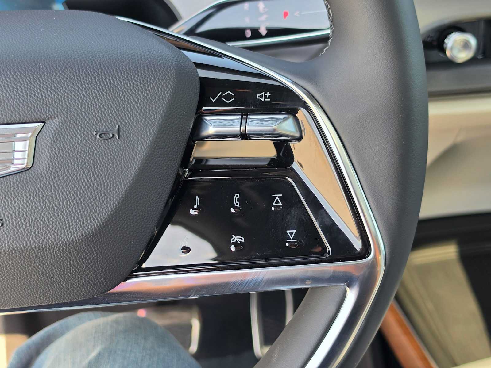 New 2027 Cadillac Vistiq Luxury w/ LPO, Premium Carpet Package AWD/4WD image 30