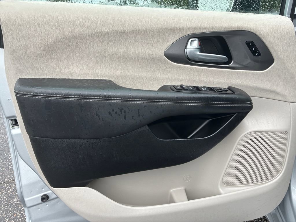 Used 2024 Chrysler Pacifica Touring-L image 11