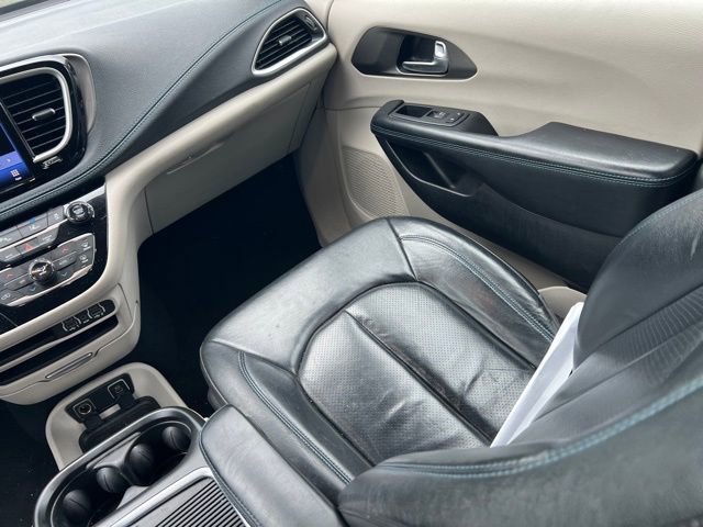 Used 2021 Chrysler Pacifica Touring-L image 16