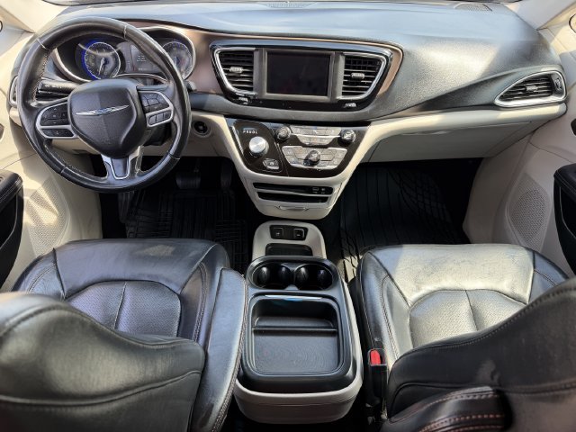 Used 2018 Chrysler Pacifica Touring-L w/ Tire & Wheel Group FWD image 9