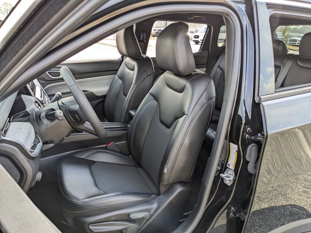 Certified 2025 Jeep Compass Latitude image 36