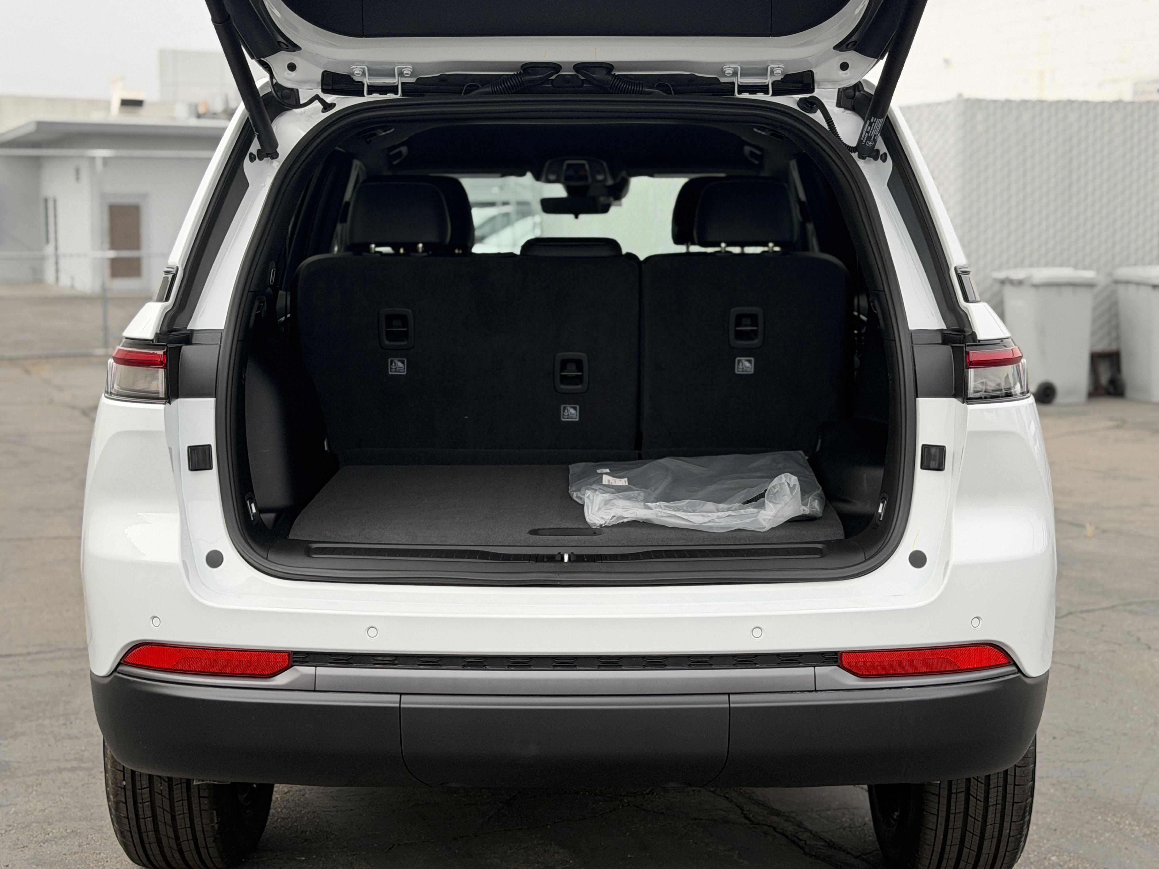 New 2026 Jeep Grand Cherokee Altitude RWD image 16