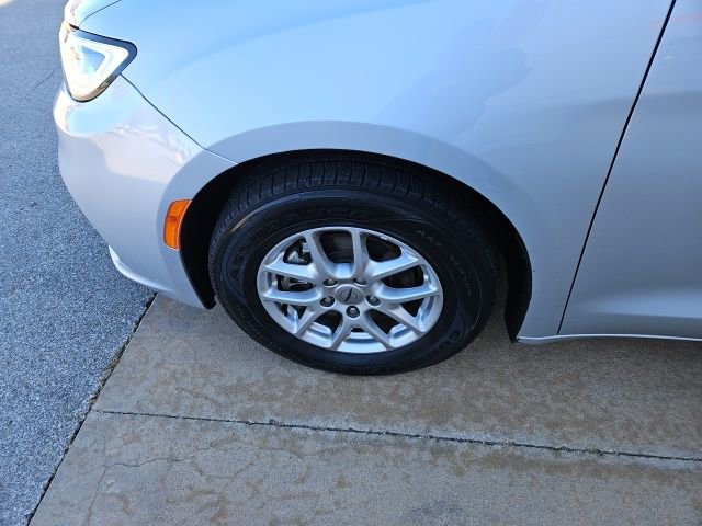 Used 2024 Chrysler Pacifica Touring-L image 12