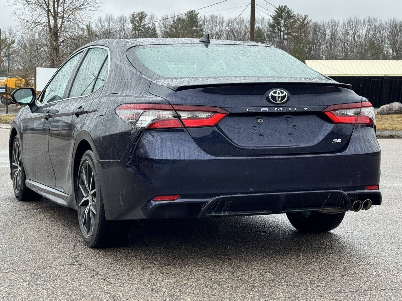 Used 2021 Toyota Camry SE FWD image 3