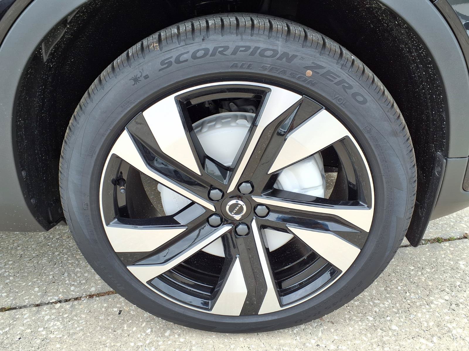 New 2026 Volvo XC40 B5 Plus w/ Climate Package AWD/4WD image 9