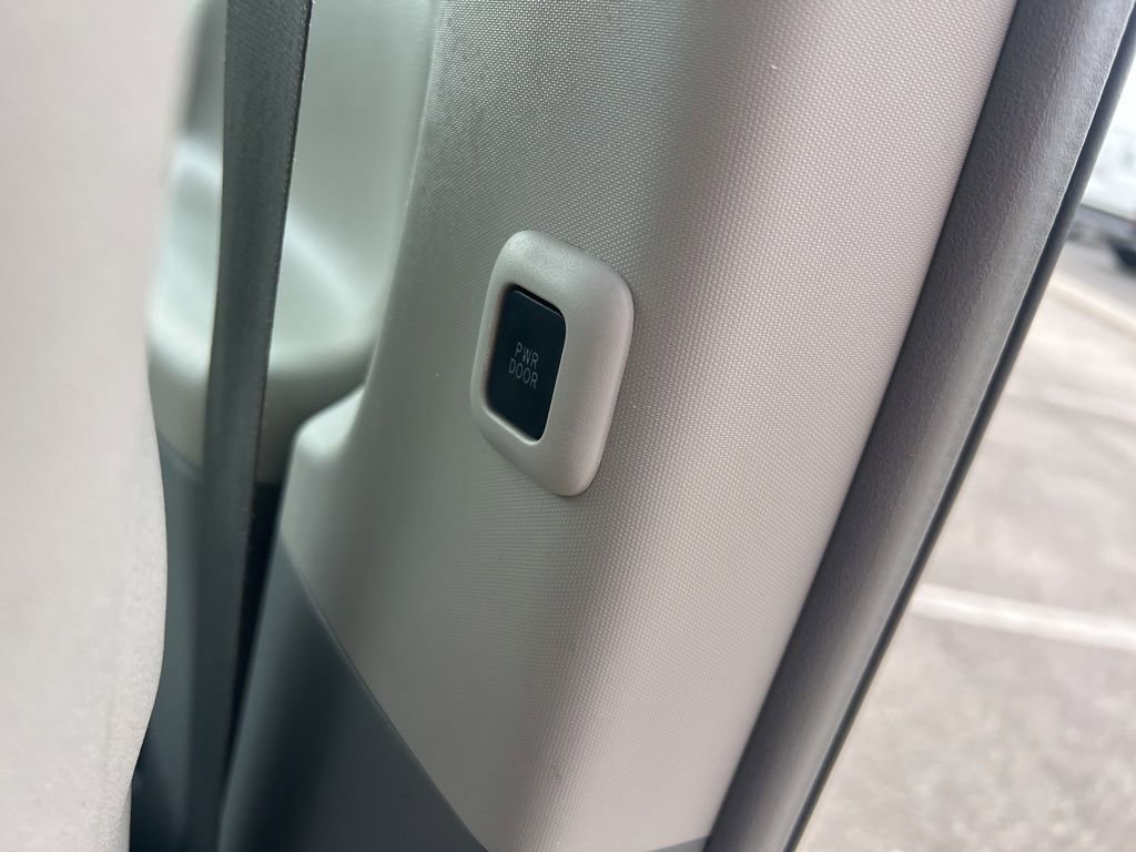 Used 2014 Toyota Sienna XLE image 41