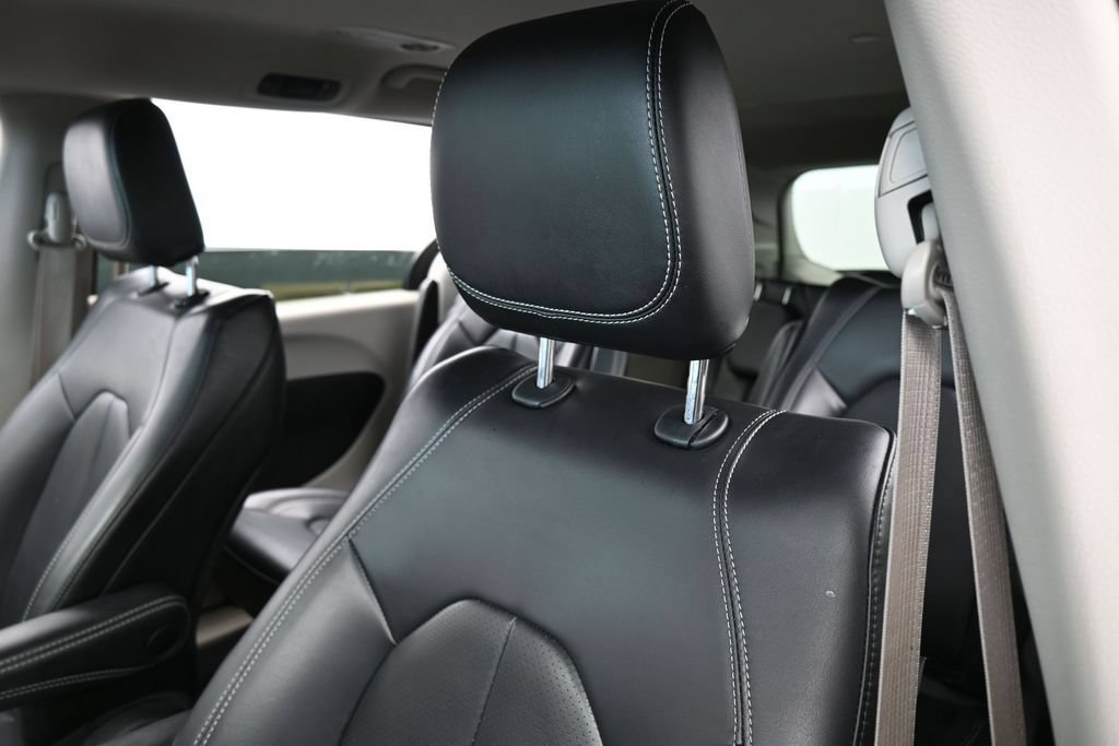 Used 2023 Chrysler Pacifica Touring-L FWD image 16