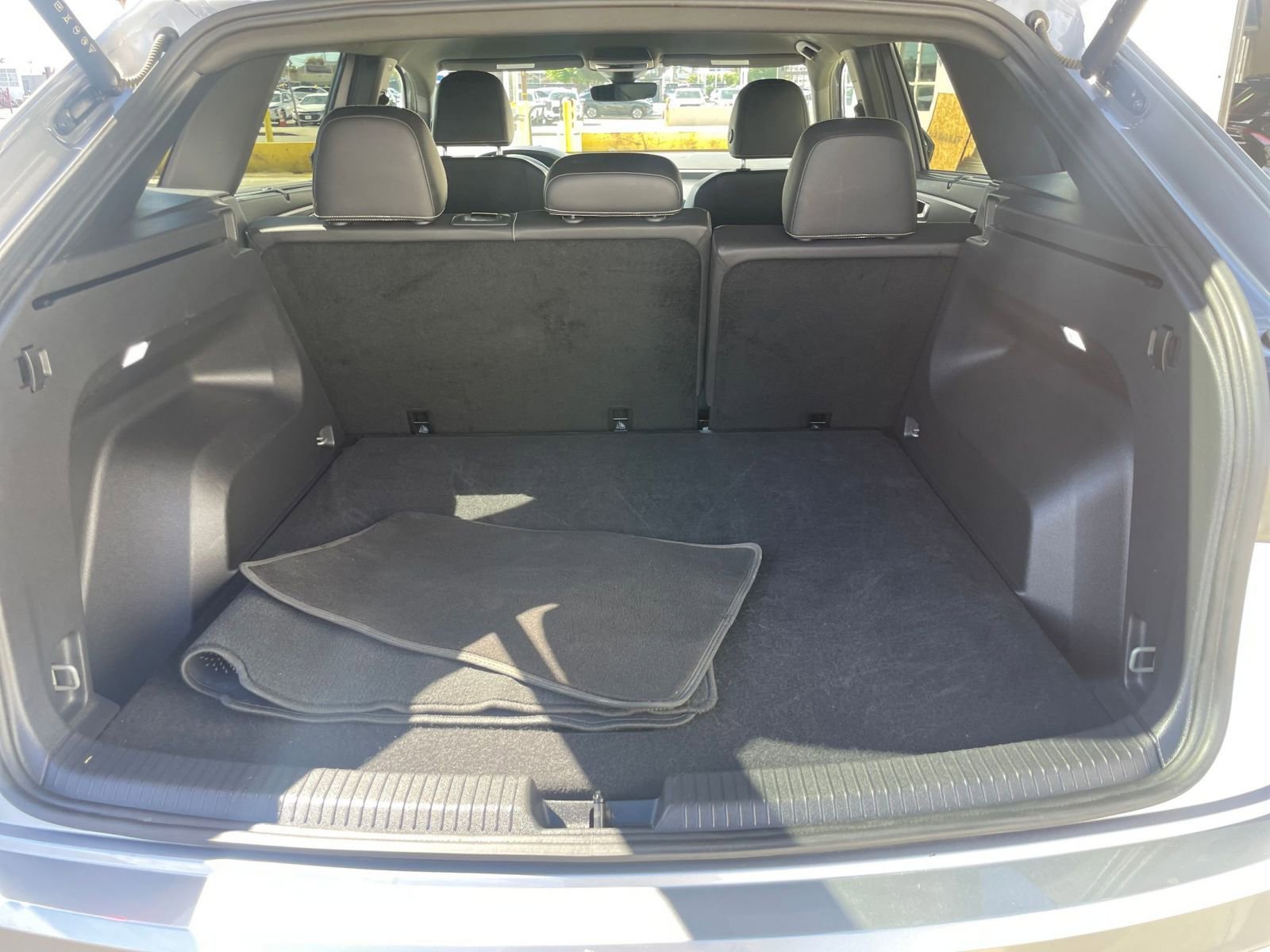 Used 2025 Volkswagen Atlas Cross Sport SE image 31