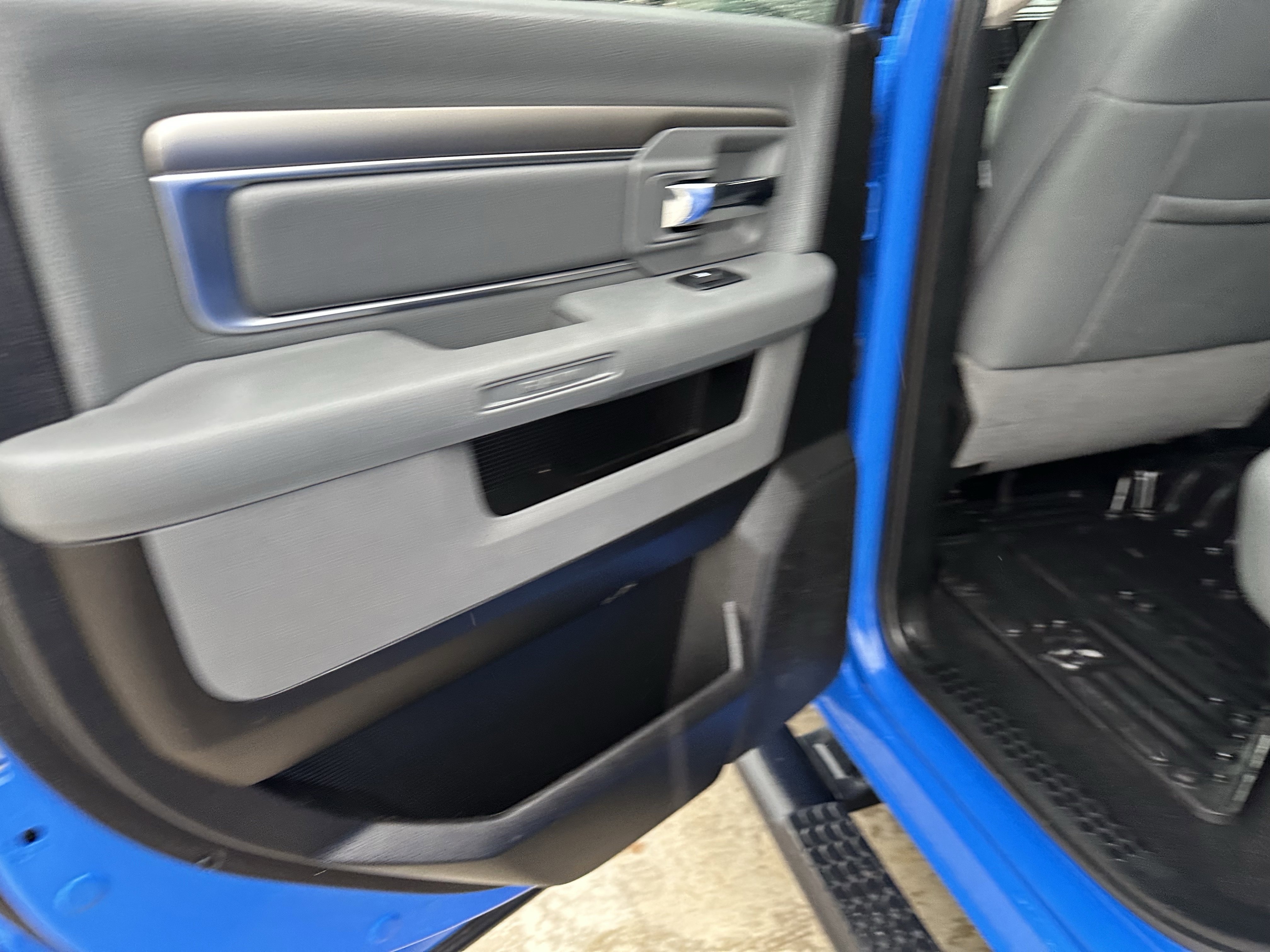 Used 2018 RAM 1500 SLT AWD/4WD image 11
