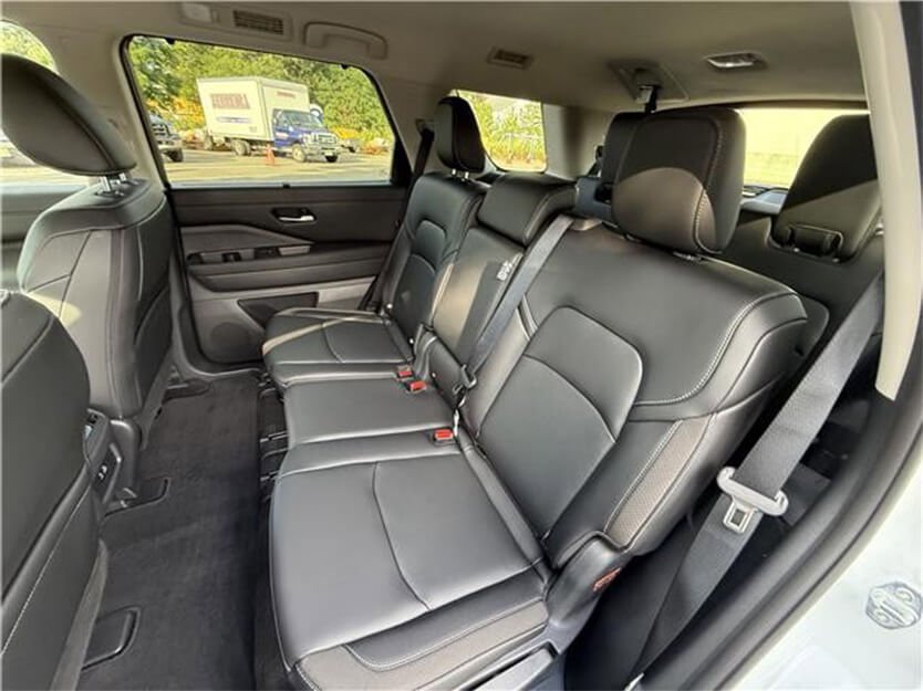 Used 2025 Nissan Pathfinder SL w/ Black Appearance Package image 7