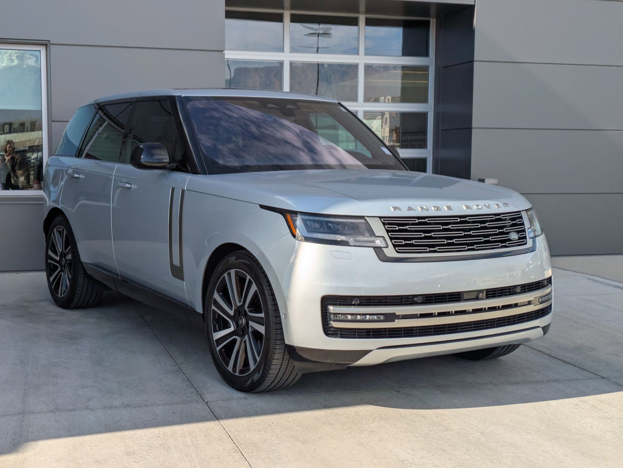 Certified 2023 Land Rover Range Rover SE image 3