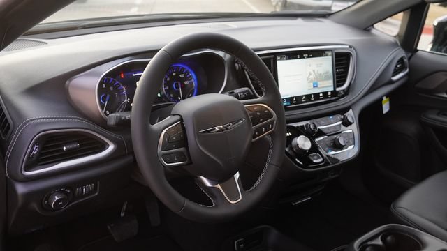 New 2026 Chrysler Pacifica Select FWD image 19