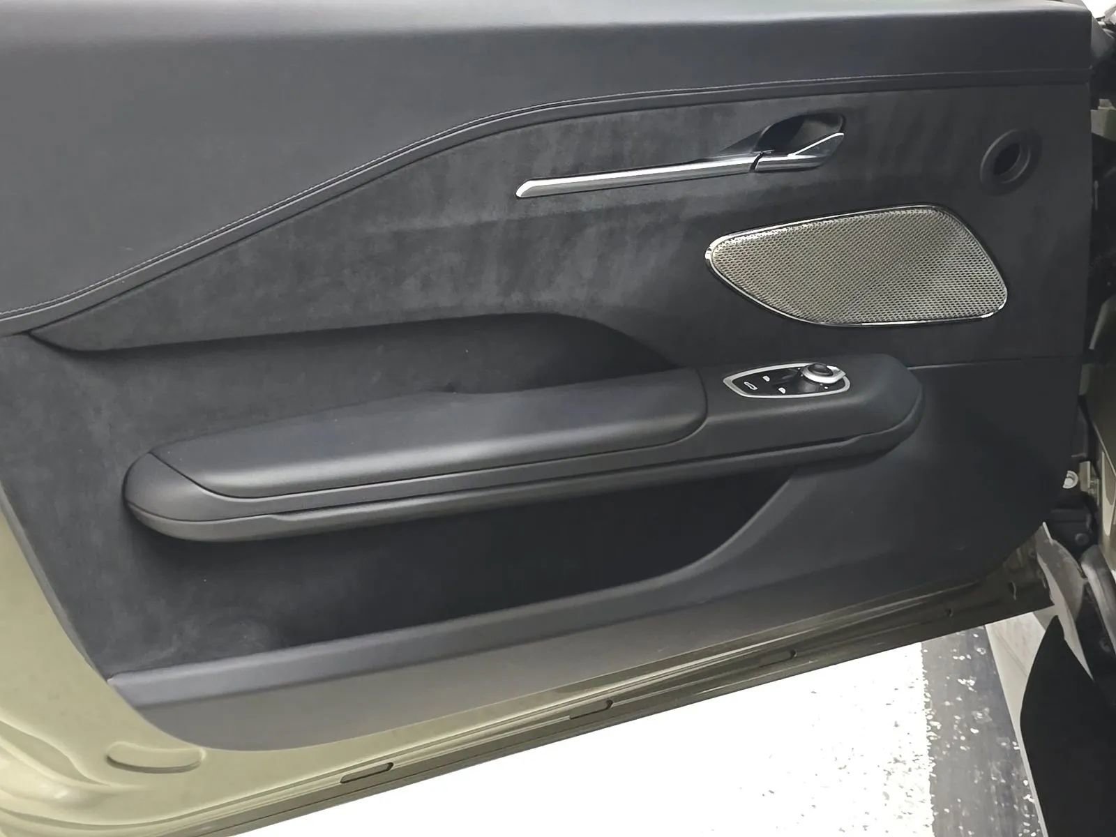 Used 2025 Aston Martin V8 Vantage Coupe RWD image 9