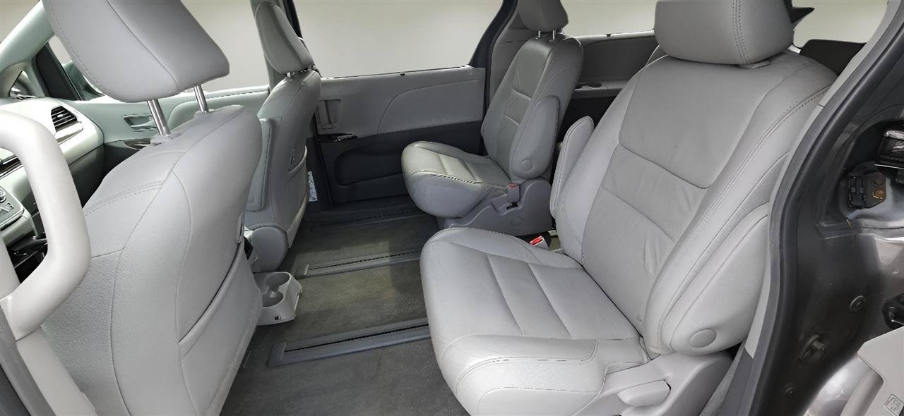 Used 2017 Toyota Sienna XLE w/ XLE Navigation Package AWD/4WD image 22