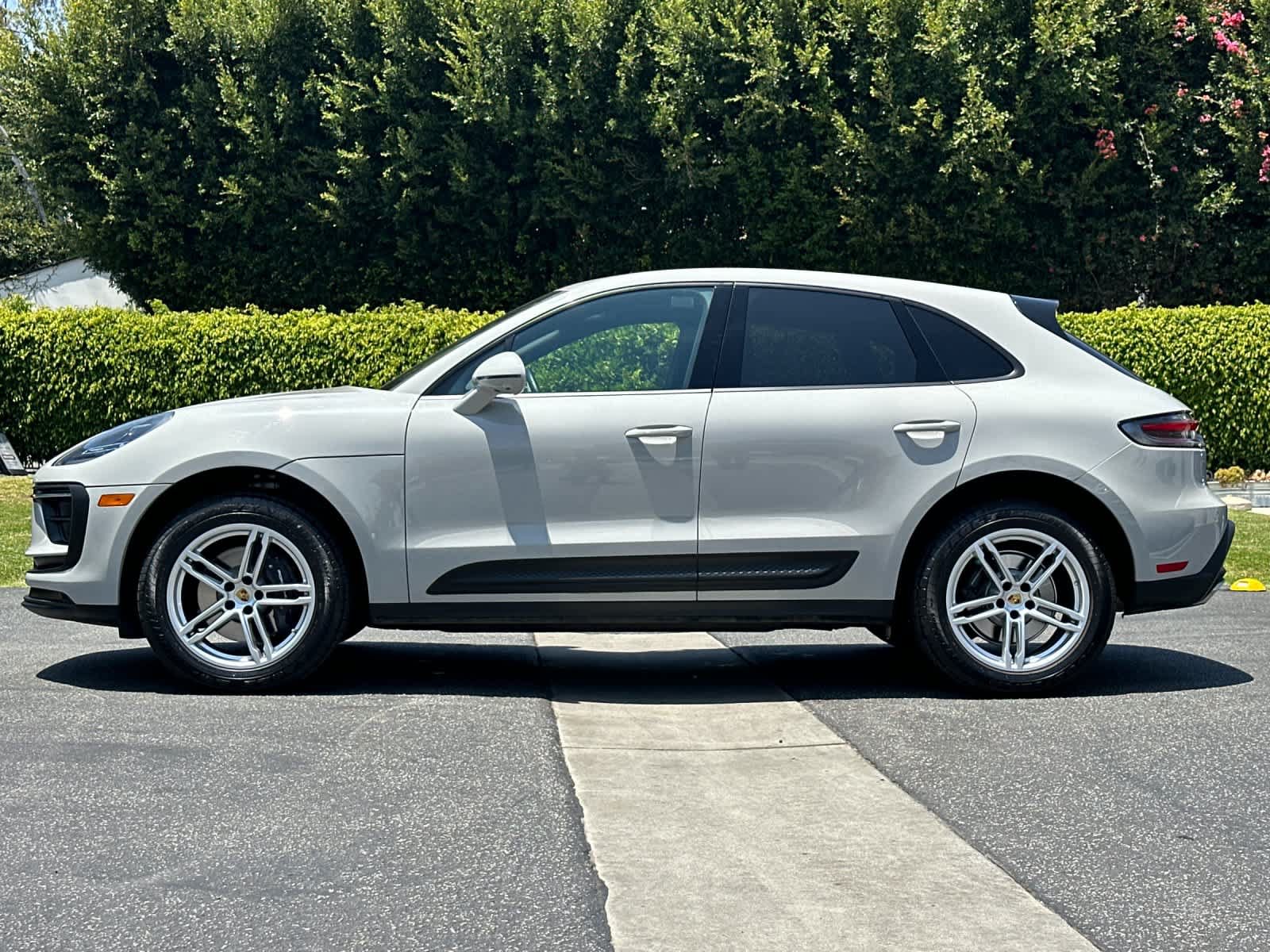 Certified 2025 Porsche Macan AWD/4WD image 2