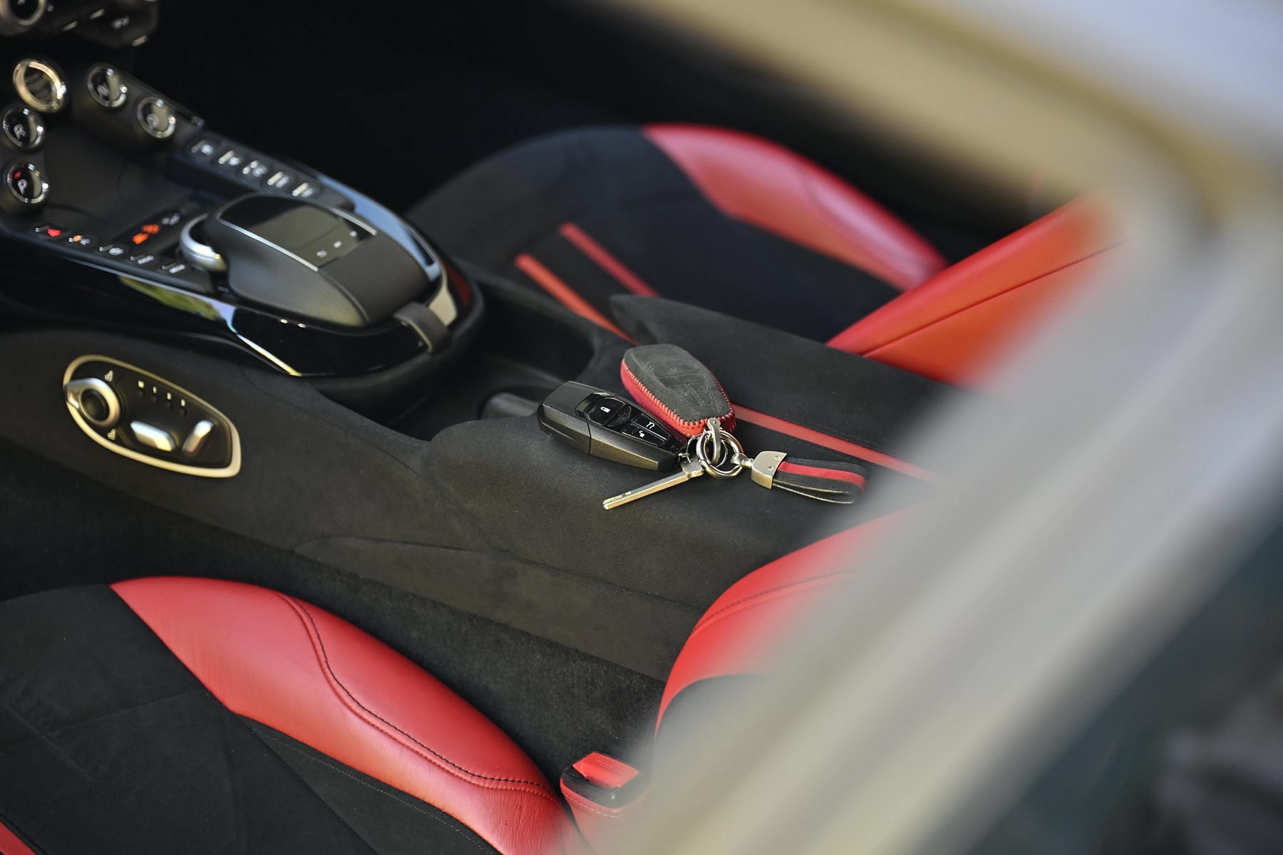 Used 2020 Aston Martin V8 Vantage Coupe RWD image 28
